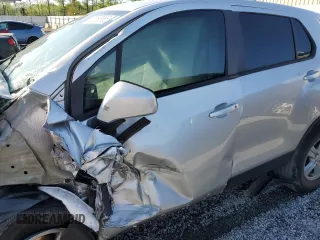 2020 Chevrolet Trax LS z VIN KL7CJKSB1LB312743, wystawiony jako Copart lot #52165565 z przebiegiem Nie podano mil oraz Szkoda całkowita • Salvage title. Historia ofert i sprzedaży dostępna na DreamBid. Obrazek 7.