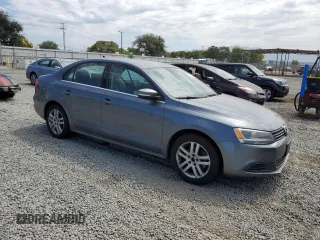 2014 Volkswagen Jetta SE with VIN 3VWD17AJ8EM285840, listed as a Copart auction lot 63943435 with 137,555 mi miles and Clean title. Bid and sale history available at DreamBid. Image 4.