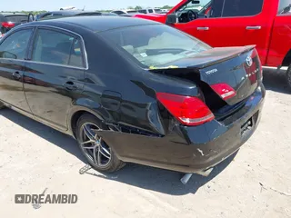 2007 Toyota Avalon XL z VIN 4T1BK36B17U213437, wystawiony jako IAAI lot #42040122 z przebiegiem 130 645 mil mil oraz . Historia ofert i sprzedaży dostępna na DreamBid. Obrazek 6.
