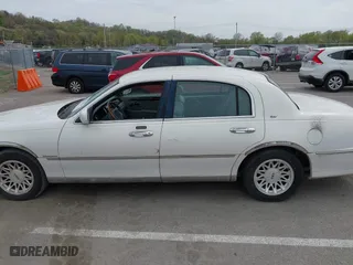 2000 Lincoln Town Car Cartier with VIN 1LNHM83W9YY815747, listed as a IAAI auction lot 42013300 with 171,972 mi miles. Bid and sale history available at carsss.com. Image 6.