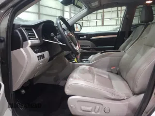 2018 Toyota Highlander SE z VIN 5TDJZRFH8JS556874, wystawiony jako Copart lot #60459645 z przebiegiem 108 118 mil mil oraz Nie do naprawy • Non repairable. Historia ofert i sprzedaży dostępna na DreamBid. Obrazek 7.