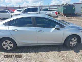 2017 Chevrolet Cruze LS z VIN 1G1BC5SM3H7210519, wystawiony jako IAAI lot #42163047 z przebiegiem 100 103 mil mil oraz . Historia ofert i sprzedaży dostępna na DreamBid. Obrazek 13.