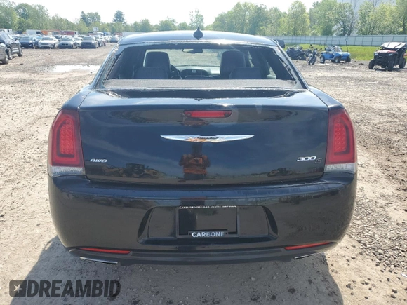 2016 Chrysler 300 S z VIN 2C3CCAGG0GH124292, wystawiony jako Copart lot #57576435 z przebiegiem 91 559 mil mil oraz Szkody całkowita. Historia ofert i sprzedaży dostępna na DreamBid. Obrazek 6.