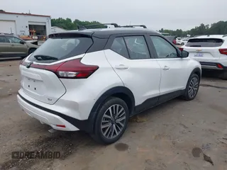 2023 Nissan Kicks SV z VIN 3N1CP5CV3PL563363, wystawiony jako IAAI lot #42714470 z przebiegiem 43 127 mil mil oraz . Historia ofert i sprzedaży dostępna na DreamBid. Obrazek 4.