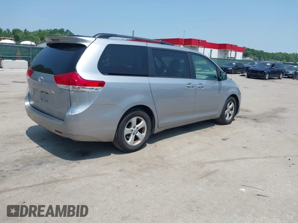 2012 Toyota Sienna LE AAS z VIN 5TDKK3DC0CS210995, wystawiony jako IAAI lot #42439317 z przebiegiem 183 029 mil mil oraz . Historia ofert i sprzedaży dostępna na DreamBid. Obrazek 4.