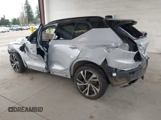 2022 Volvo XC40 R-Design z VIN YV4162UM4N2722947, wystawiony jako IAAI lot #41906690 z przebiegiem 43 077 mil mil oraz . Historia ofert i sprzedaży dostępna na DreamBid. Obrazek 3.