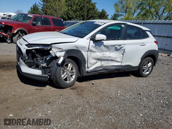 2021 Hyundai Kona SE z VIN KM8K1CAA7MU659637, wystawiony jako Copart lot #54394795 z przebiegiem 90 366 mil mil oraz Szkody całkowita. Historia ofert i sprzedaży dostępna na DreamBid. Obrazek 1.