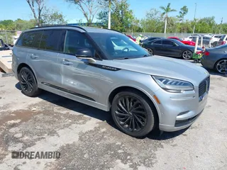 2022 Lincoln Aviator Reserve z VIN 5LM5J7WC8NGL12197, wystawiony jako IAAI lot #41791410 z przebiegiem 68 201 mil mil oraz . Historia ofert i sprzedaży dostępna na DreamBid. Obrazek 1.