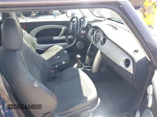 2004 MINI Hardtop с VIN WMWRC33444TC50120, выставлен на аукционе IAAI как лот 42610021 с пробегом 176 078 миль миль и . История ставок и продаж доступна на DreamBid. Изображение 5.