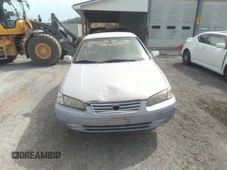1997 Toyota Camry LE z VIN 4T1BG22K8VU108750, wystawiony jako IAAI lot #41706625 z przebiegiem 296 386 mil mil oraz . Historia ofert i sprzedaży dostępna na DreamBid. Obrazek 13.