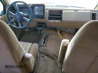 1993 GMC Suburban z VIN 1GKGK26NXPJ711771, wystawiony jako Copart lot #85515174 z przebiegiem 63 064 mil mil oraz Szkoda całkowita • Salvage title. Historia ofert i sprzedaży dostępna na DreamBid. Obrazek 8.