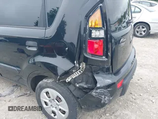 2010 Kia Soul z VIN KNDJT2A16A7195240, wystawiony jako IAAI lot #42450453 z przebiegiem 214 536 mil mil oraz . Historia ofert i sprzedaży dostępna na DreamBid. Obrazek 6.