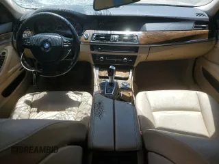 2012 BMW 5 Series 528i z VIN WBAXG5C59CDW85348, wystawiony jako Copart lot #57180545 z przebiegiem 135 725 mil mil oraz Szkoda całkowita • Salvage title. Historia ofert i sprzedaży dostępna na DreamBid. Obrazek 8.