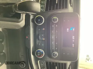 2022 Ford Transit Cargo z VIN 1FTBR1CG6NKA06474, wystawiony jako IAAI lot #42575858 z przebiegiem 82 772 mil mil oraz . Historia ofert i sprzedaży dostępna na DreamBid. Obrazek 10.