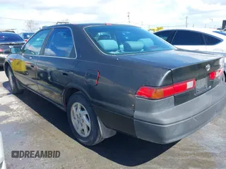1997 Toyota Camry LE z VIN JT2BG22K3V0048428, wystawiony jako IAAI lot #41817586 z przebiegiem 349 369 mil mil oraz . Historia ofert i sprzedaży dostępna na DreamBid. Obrazek 3.