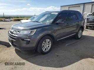 2018 Ford Explorer XLT z VIN 1FM5K8D83JGB93702, wystawiony jako Copart lot #56428005 z przebiegiem 98 151 mil mil oraz Szkoda całkowita • Salvage title. Historia ofert i sprzedaży dostępna na DreamBid. Obrazek 1.