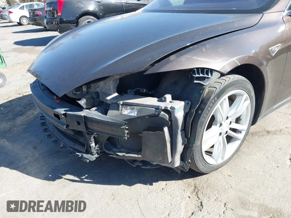 2013 Tesla Model S z VIN 5YJSA1DN4DFP19552, wystawiony jako IAAI lot #41360466 z przebiegiem 129 806 mil mil oraz . Historia ofert i sprzedaży dostępna na DreamBid. Obrazek 6.