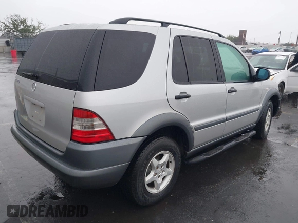 1998 Mercedes-Benz M-Class with VIN 4JGAB54E1WA045397, listed as a IAAI auction lot 41204055 with 1 mi miles. Bid and sale history available at carsss.com. Image 4.