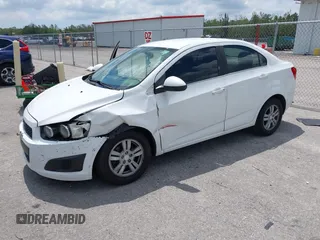 2016 Chevrolet Sonic LT z VIN 1G1JC5SH6G4138083, wystawiony jako IAAI lot #42224466 z przebiegiem 170 619 mil mil oraz . Historia ofert i sprzedaży dostępna na DreamBid. Obrazek 2.