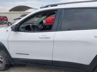 2015 Jeep Cherokee Trailhawk with VIN 1C4PJMBS9FW623740, listed as a IAAI auction lot 42131019 with 155,105 mi miles and . Bid and sale history available at DreamBid. Image 14.