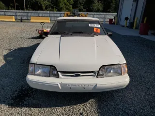 1993 Ford Mustang z VIN 1FACP44M9PF187992, wystawiony jako Copart lot #68557154 z przebiegiem 63 008 mil mil oraz Czysty tytuł • Clean title. Historia ofert i sprzedaży dostępna na DreamBid. Obrazek 5.