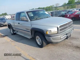 1998 Dodge 1500 z VIN 1B7HC13Y7WJ121175, wystawiony jako IAAI lot #42380600 z przebiegiem 108 539 mil mil oraz . Historia ofert i sprzedaży dostępna na DreamBid. Obrazek 1.