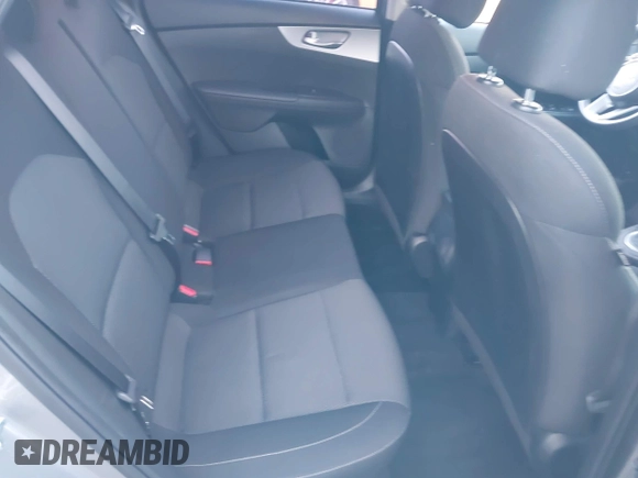 2023 Kia Forte LXS z VIN 3KPF24AD5PE606683, wystawiony jako IAAI lot #41216622 z przebiegiem 38 827 mil mil oraz . Historia ofert i sprzedaży dostępna na DreamBid. Obrazek 8.
