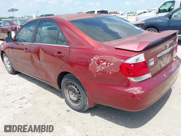 2005 Toyota Camry STD z VIN 4T1BE32K75U021742, wystawiony jako IAAI lot #42525204 z przebiegiem 235 645 mil mil oraz . Historia ofert i sprzedaży dostępna na DreamBid. Obrazek 3.