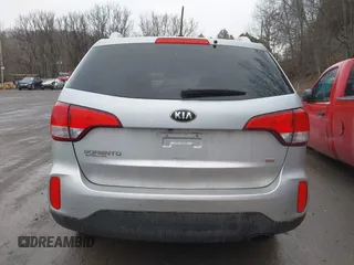 2015 Kia Sorento LX with VIN 5XYKTCA65FG632435, listed as a IAAI auction lot 41663787 with 126,722 mi miles. Bid and sale history available at carsss.com. Image 17.
