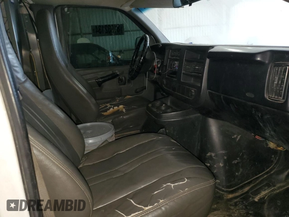 2008 Chevrolet Express Cargo z VIN 1GCFG15XX81181373, wystawiony jako Copart lot #81932134 z przebiegiem Nie podano mil oraz Szkoda całkowita • Salvage title. Historia ofert i sprzedaży dostępna na DreamBid. Obrazek 8.