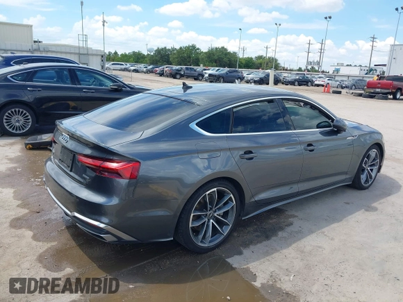2022 Audi A5 Sportback S line Premium Plus z VIN WAUFACF5XNA009427, wystawiony jako IAAI lot #40203616 z przebiegiem 54 005 mil mil oraz . Historia ofert i sprzedaży dostępna na DreamBid. Obrazek 4.