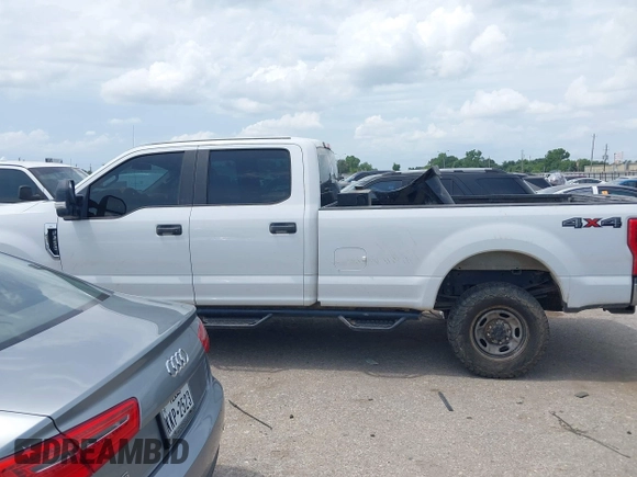 2018 Ford F-250 XL z VIN 1FT7W2B60JEC59800, wystawiony jako IAAI lot #42458664 z przebiegiem 198 245 mil mil oraz . Historia ofert i sprzedaży dostępna na DreamBid. Obrazek 14.