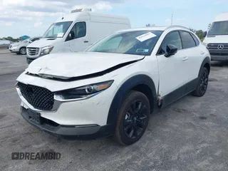 2024 Mazda CX-30 Premium z VIN 3MVDMBDY7RM706554, wystawiony jako IAAI lot #42322863 z przebiegiem 2817 mil mil oraz . Historia ofert i sprzedaży dostępna na DreamBid. Obrazek 2.