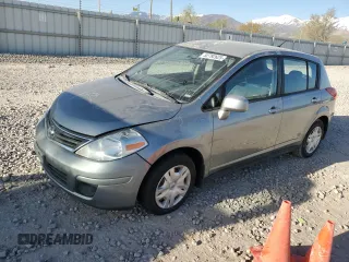 2010 Nissan Versa S z VIN 3N1BC1CP8AL423169, wystawiony jako Copart lot #52792625 z przebiegiem Nie podano mil oraz Czysty tytuł • Clean title. Historia ofert i sprzedaży dostępna na DreamBid. Obrazek 1.