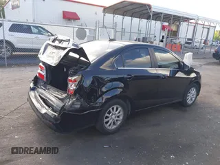 2020 Chevrolet Sonic LT z VIN 1G1JD5SB5L4106602, wystawiony jako IAAI lot #42159240 z przebiegiem 74 339 mil mil oraz . Historia ofert i sprzedaży dostępna na DreamBid. Obrazek 4.