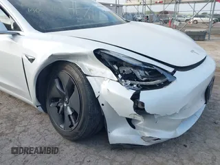 2020 Tesla Model 3 Standard Range Plus z VIN 5YJ3E1EA1LF660611, wystawiony jako IAAI lot #41856495 z przebiegiem 141 086 mil mil oraz . Historia ofert i sprzedaży dostępna na DreamBid. Obrazek 6.