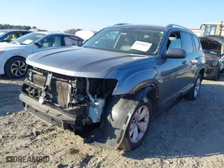 2018 Volkswagen Atlas 3.6L V6 SEL with VIN 1V2MR2CA1JC553522, listed as a IAAI auction lot 41020523 with 137,116 mi miles. Bid and sale history available at carsss.com. Image 2.