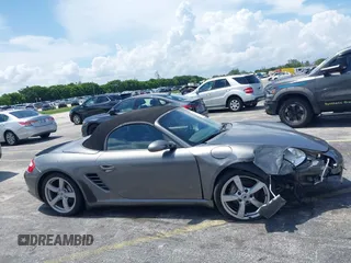 2007 Porsche Boxster z VIN WP0CA29877U710966, wystawiony jako IAAI lot #39794748 z przebiegiem 147 803 mil mil oraz . Historia ofert i sprzedaży dostępna na DreamBid. Obrazek 13.