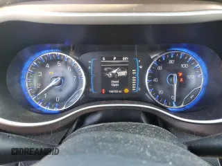 2017 Chrysler Pacifica Touring L z VIN 2C4RC1BG7HR598703, wystawiony jako Copart lot #52898815 z przebiegiem 106 720 mil mil oraz Szkoda całkowita • Salvage title. Historia ofert i sprzedaży dostępna na DreamBid. Obrazek 9.