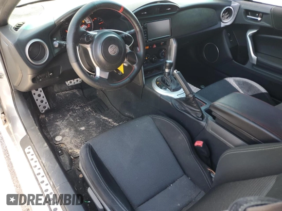 2017 Toyota 86 z VIN JF1ZNAA14H8708874, wystawiony jako Copart lot #47388425 z przebiegiem 79 024 mil mil oraz Szkoda całkowita • Salvage title. Historia ofert i sprzedaży dostępna na DreamBid. Obrazek 8.