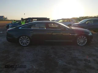 2015 Jaguar XJ Portfolio z VIN SAJWA2GZ3F8V85384, wystawiony jako IAAI lot #40605684 z przebiegiem Nie podano mil oraz . Historia ofert i sprzedaży dostępna na DreamBid. Obrazek 13.
