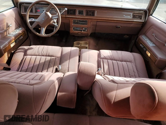 1989 Ford Crown Victoria z VIN 2FABP74F3KX157785, wystawiony jako Copart lot #84102954 z przebiegiem 68 996 mil mil oraz Czysty tytuł • Clean title. Historia ofert i sprzedaży dostępna na DreamBid. Obrazek 8.