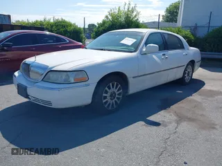 2006 Lincoln Town Car Signature z VIN 1LNHM81V46Y634398, wystawiony jako IAAI lot #42140781 z przebiegiem 159 256 mil mil oraz . Historia ofert i sprzedaży dostępna na DreamBid. Obrazek 2.