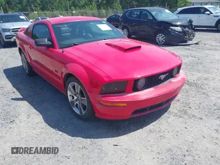 2008 Ford Mustang GT Deluxe z VIN 1ZVHT82H285184963, wystawiony jako IAAI lot #42479534 z przebiegiem 164 349 mil mil oraz . Historia ofert i sprzedaży dostępna na DreamBid. Obrazek 1.