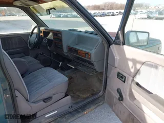 1995 Dodge Dakota with VIN 1B7GL23X3SS134423, listed as a IAAI auction lot 41767788 with 189,517 mi miles. Bid and sale history available at carsss.com. Image 5.