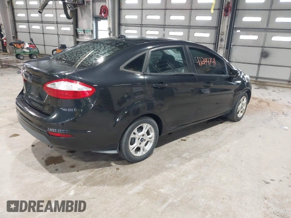 2014 Ford Fiesta SE z VIN 3FADP4BJ0EM174123, wystawiony jako IAAI lot #42294741 z przebiegiem 95 682 mil mil oraz . Historia ofert i sprzedaży dostępna na DreamBid. Obrazek 4.