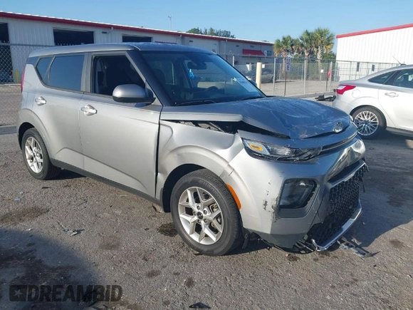 2022 Kia Soul LX with VIN KNDJ23AU7N7805591, listed as a IAAI auction lot 41800259 with 15,589 mi miles. Bid and sale history available at carsss.com. Image 1.