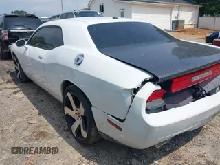 2012 Dodge Challenger SXT Plus z VIN 2C3CDYAG3CH168263, wystawiony jako IAAI lot #42283885 z przebiegiem 200 052 mil mil oraz . Historia ofert i sprzedaży dostępna na DreamBid. Obrazek 3.