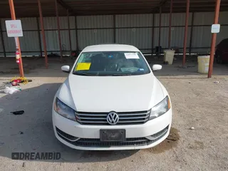 2015 Volkswagen Passat Limited Edition Edition z VIN 1VWAT7A31FC055719, wystawiony jako IAAI lot #42053299 z przebiegiem 166 746 mil mil oraz . Historia ofert i sprzedaży dostępna na DreamBid. Obrazek 12.