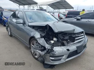 2013 Mercedes-Benz C 250 Sport z VIN WDDGF4HBXDA799690, wystawiony jako IAAI lot #41906518 z przebiegiem 110 352 mil mil oraz . Historia ofert i sprzedaży dostępna na DreamBid. Obrazek 1.